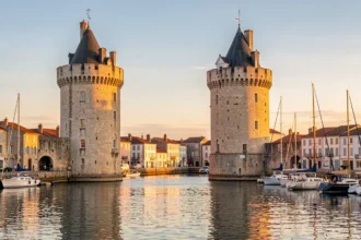 Vieux port de La Rochelle et ses tours au coucher du soleil