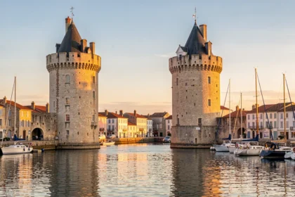 Vieux port de La Rochelle et ses tours au coucher du soleil